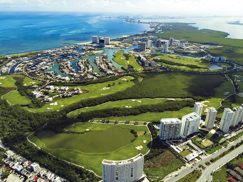 Vista aérea de la marina de Puerto Cancún cerca de SLS Bahía Beach