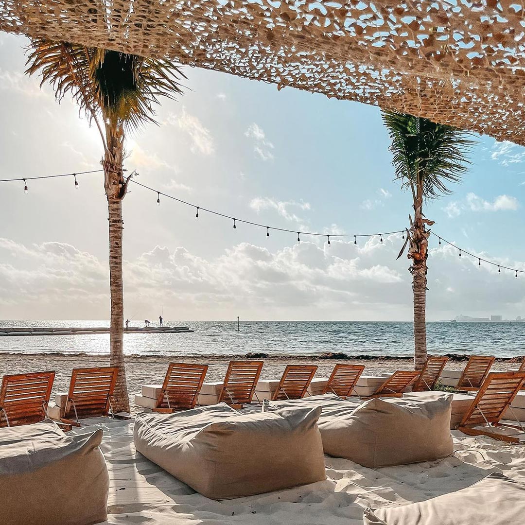 puerto-cancun-club-camastros